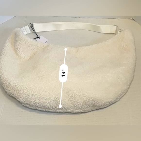 Alo Yoga Sherpa On The Go Sling Bag in ivory - Picture 6 of 13